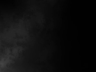 Karanlık bir gökyüzünde bulutlarla uçan bir uçak.