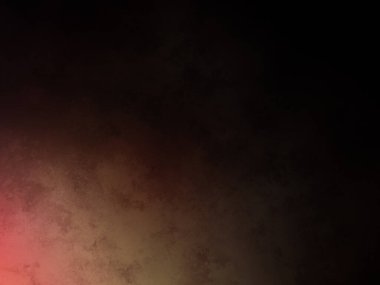 Bir adam kortta tenis raketi tutuyor.