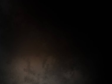 Takım elbiseli bir adamın siyah beyaz fotoğrafı.