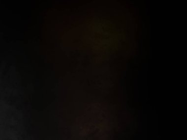 Dolunay, kara gökyüzü ve bulutlar.