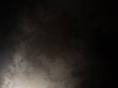 Karlı bir yüzeyde snowboard süren bir insan.