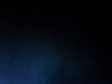 Siyah gömlekli bir adam tenis raketi tutuyor.