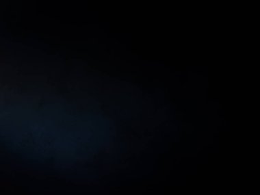 Elinde mikrofon tutan takım elbiseli ve kravatlı bir adam.