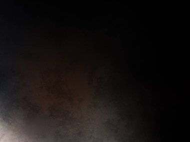 Takım elbiseli ve kravatlı bir adam tenis raketi tutuyor.