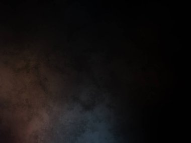 Takım elbiseli ve kravatlı bir adam tenis raketi tutuyor.