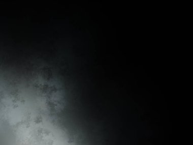 Siyah gömlekli bir adam tenis raketi tutuyor.