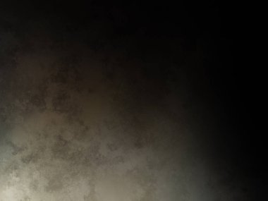 Siyah tişörtlü bir adam elinde sörf tahtası tutuyor.