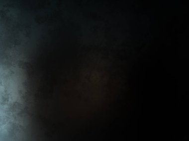 Takım elbiseli ve kravatlı bir adam duvarın önünde duruyor.