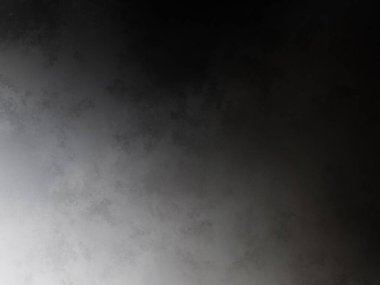 Siyah gömlekli bir adam tenis raketi tutuyor.