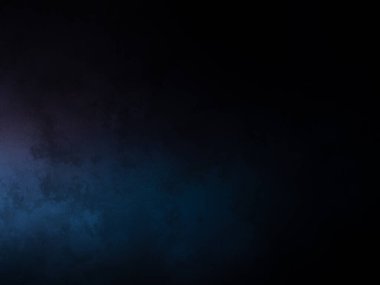 Siyah gömlekli bir adam tenis raketi tutuyor.