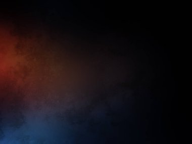 Bir adam kortta tenis raketi tutuyor.