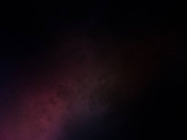 Takım elbiseli ve kravatlı bir adam mikrofonun önünde duruyor.