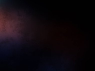 Takım elbiseli ve kravatlı bir adam tenis raketi tutuyor.