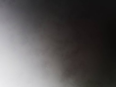 Siyah gömlekli bir adam tenis raketi tutuyor.