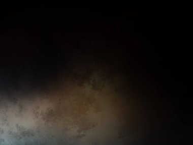 Takım elbiseli ve kravatlı bir adam duvarın önünde duruyor.