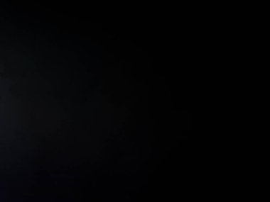 Elinde mikrofon tutan takım elbiseli ve kravatlı bir adam.