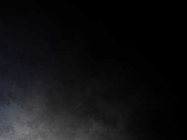 Siyah gömlekli bir adam tenis raketi tutuyor.