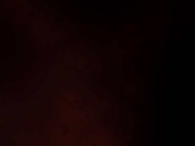 Elinde cep telefonu olan takım elbiseli ve kravatlı bir adam.