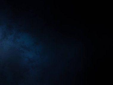 Siyah gömlekli bir adam tenis raketi tutuyor.