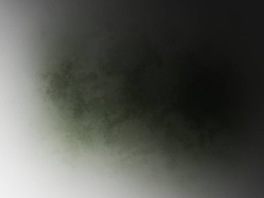 Karlı bir yüzeyde snowboard süren bir insan.