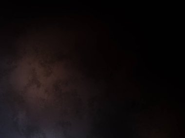 Karanlık bir gökyüzü, birkaç bulut ve aydınlık.