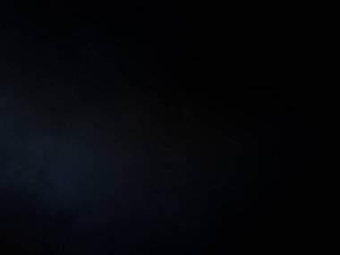 Elinde mikrofon tutan takım elbiseli ve kravatlı bir adam.