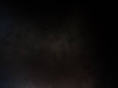 Karlı bir yamaçta kar kayağı süren biri.