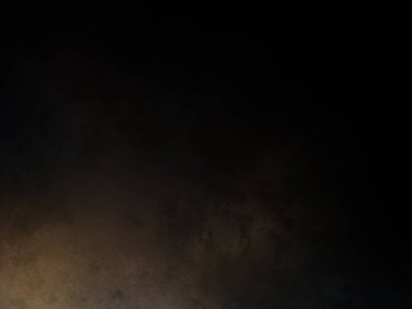 Karanlık bir yüzeyde kaykay süren bir adam.