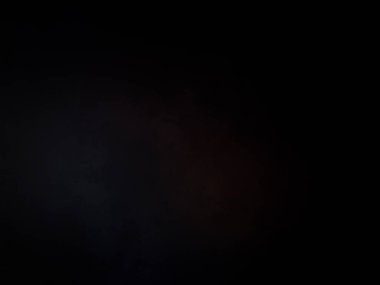 Elinde cep telefonu tutan biri.