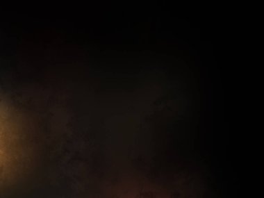 Takım elbiseli ve kravatlı bir adam duvarın önünde duruyor.