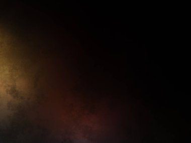 Takım elbiseli ve kravatlı bir adam duvarın önünde duruyor.