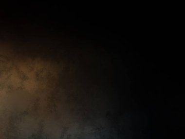 Takım elbiseli ve kravatlı bir adam duvarın önünde duruyor.