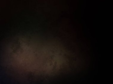 Siyah bir arka planın önünde duran takım elbiseli ve kravatlı bir adam.