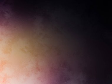 Bir adam kortta tenis raketi tutuyor.