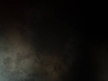 Takım elbiseli ve kravatlı bir adam duvarın önünde duruyor.