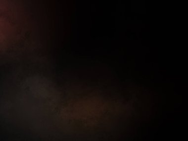 Elinde mikrofon tutan takım elbiseli ve kravatlı bir adam.