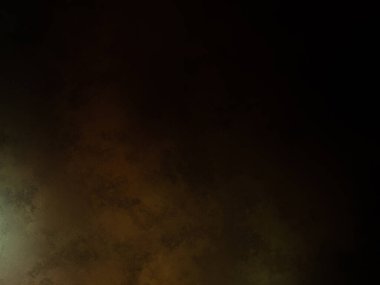 Bulutlu gökyüzü ile karanlıkta bir sokak ışığı