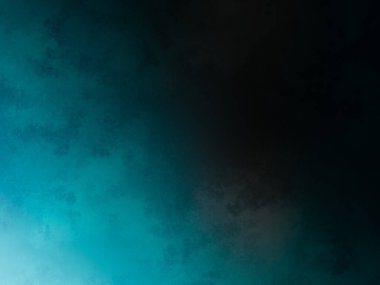 Sörf tahtasında suda bir insan.