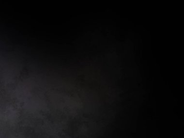 Elinde mikrofon tutan takım elbiseli ve kravatlı bir adam.