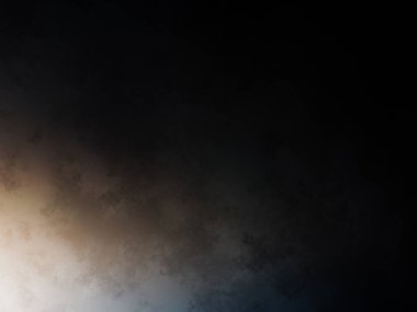 Bir adam kortta tenis raketi tutuyor.