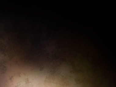 Takım elbiseli ve kravatlı bir adam duvarın önünde duruyor.