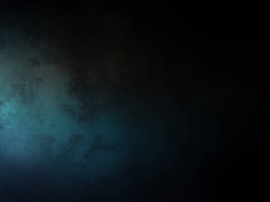 Siyah gömlekli bir adam tenis raketi tutuyor.