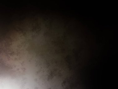 Takım elbiseli ve kravatlı bir adam duvarın önünde duruyor.