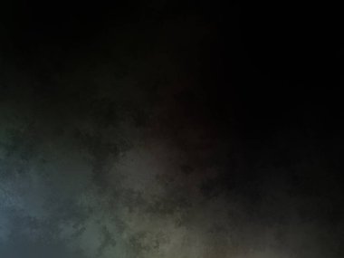 Siyah bir arka planın önünde duran takım elbiseli ve kravatlı bir adam.