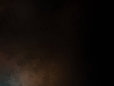 Takım elbiseli ve kravatlı bir adam karanlık bir arka planın önünde duruyor.