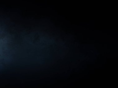 Siyah gömlekli bir adam tenis raketi tutuyor.