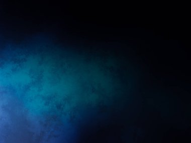 Siyah gömlekli bir adam tenis raketi tutuyor.