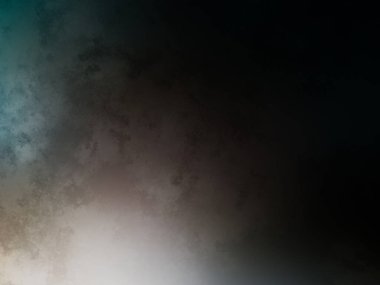 Takım elbiseli ve kravatlı bir adam duvarın önünde duruyor.