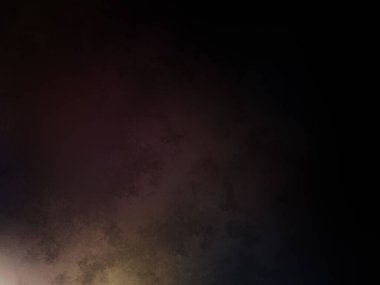 Bir adam elinde tenis raketi tutuyor.