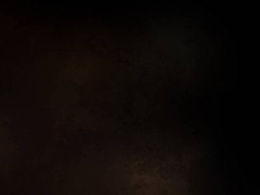 Takım elbiseli ve kravatlı bir adam ateşin önünde duruyor.